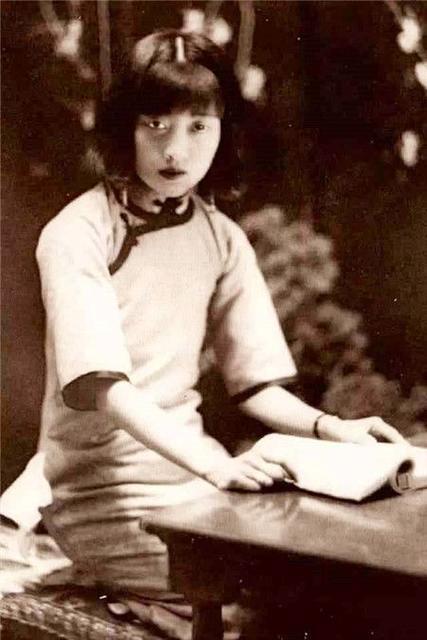 1911年，天津静海一个9岁的男孩被父亲用剃刀净了身。三天后，消息传来：宣统帝退