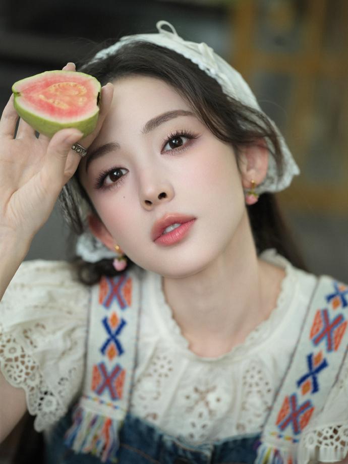 娜扎芭乐同款腮红娜扎好红的红拖鞋芭乐腮红氛围感，娜扎红拖鞋亮眼吸睛 