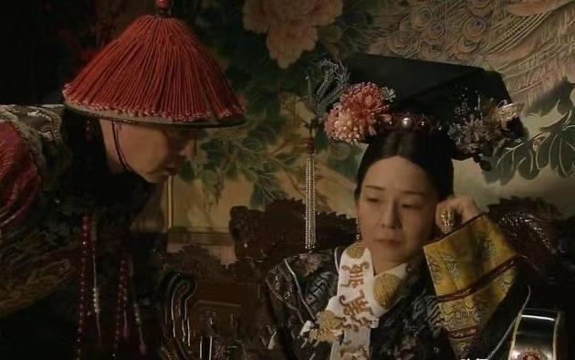 清朝时期，李莲英正为慈禧按摩，他谄媚的笑着凑到慈禧跟前说道“老佛爷可舒坦？”，只