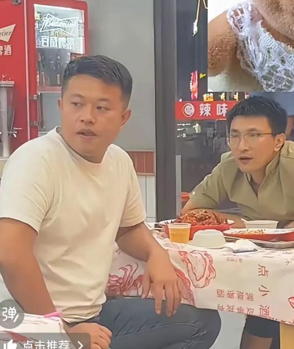 9月12日凌晨一点，南昌一餐馆里，一名白衣男子从洗手间出来，走过临桌女生时，突然