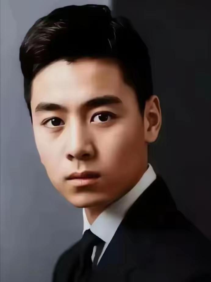 这是周总理年轻时最帅气的军装照，这可不是演员扮演，货真价实的照片。

周总理帅就