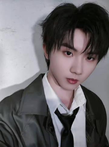 马嘉祺五官协调舒服，独一份的少年气韵格外吸引人，不管何种风格穿搭都适配，期待新剧