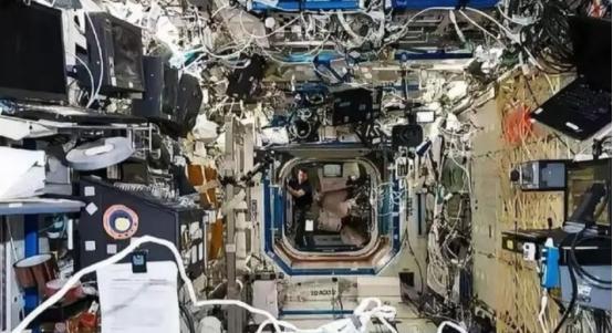 为啥中国空间站只能上3个人，而国际空间站却能达到十几人。说的直白一些，差别就是我