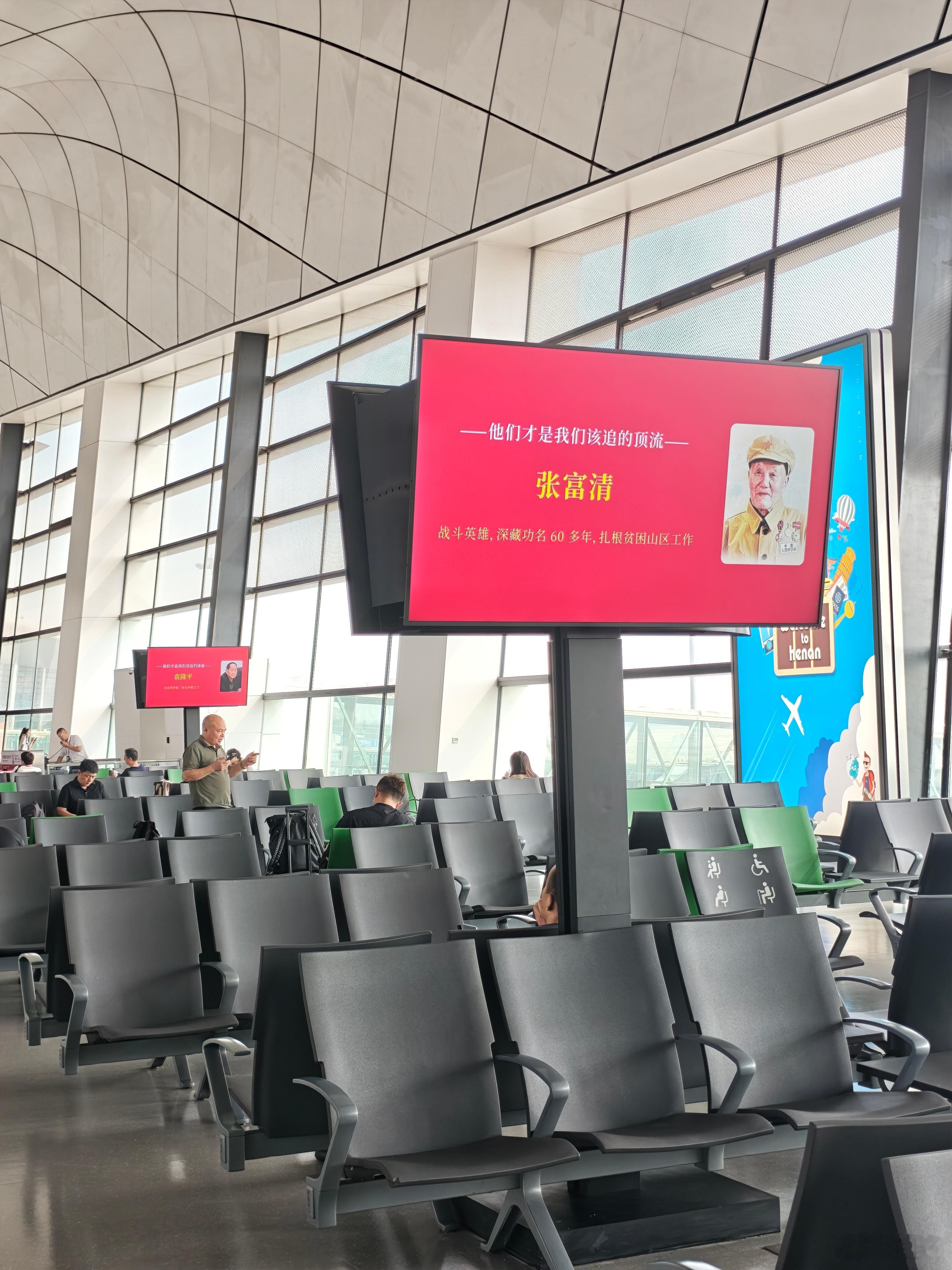 我很喜欢新疆，主要是那里的社会主义浓度比较高，社会风气较为淳朴。最近郑州做得就不