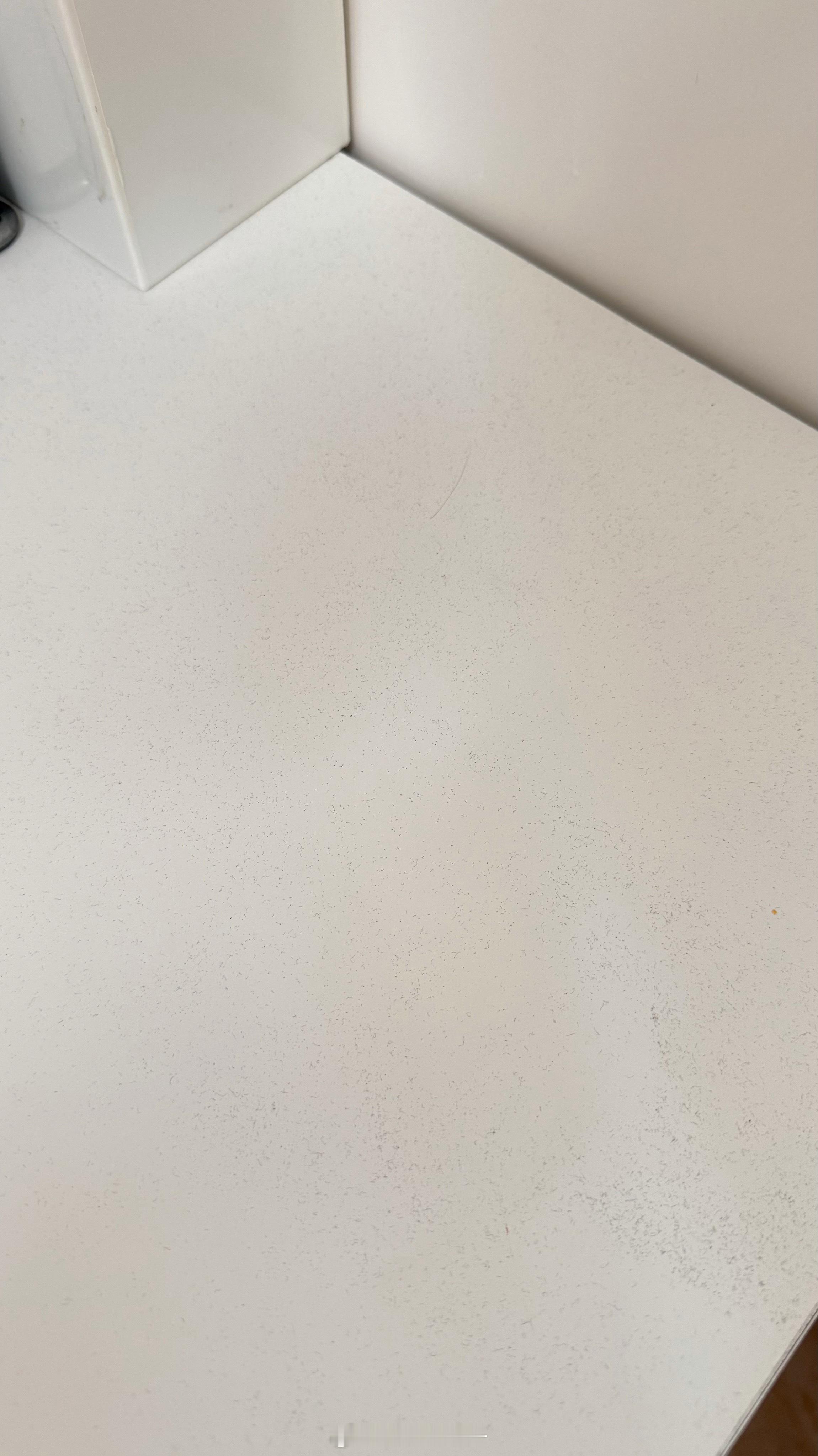 拆完一周年的衣服 我的桌子留下这样的痕迹 都是毛 