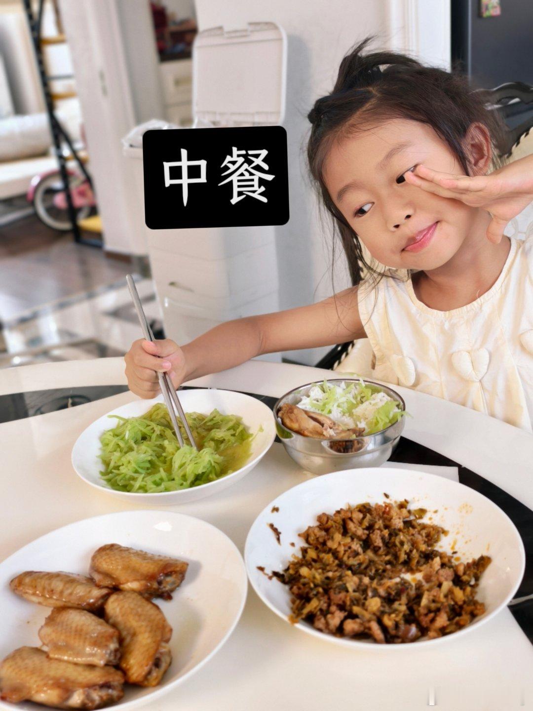 今天一日三餐都在家里吃（基本上很少这样）早上起来给娃蒸了个马拉糕+鸡蛋+牛奶🥛