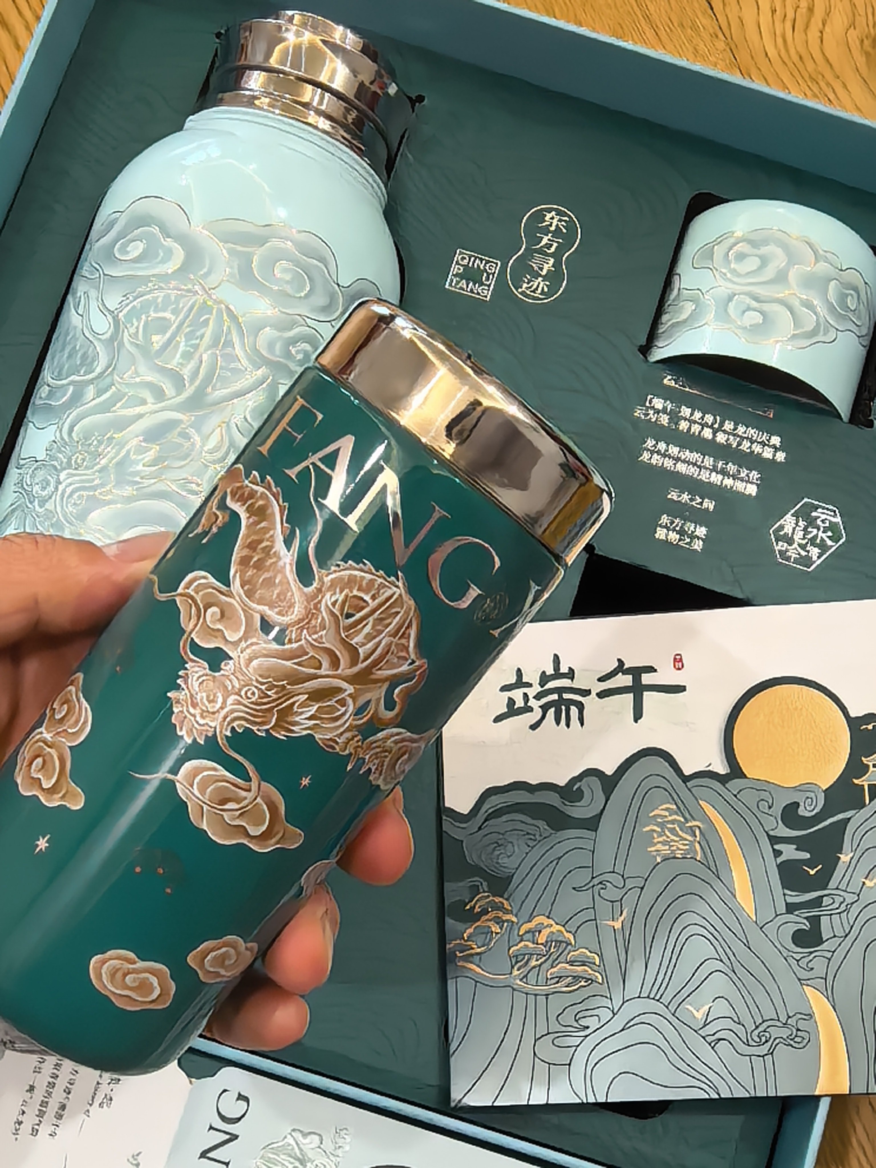 华为的端午礼盒，一如既往的精致～小保温杯很适合出差随手携带