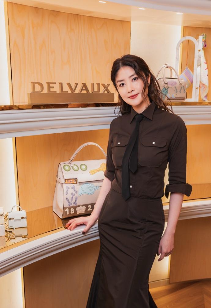 最近陈慧琳在出席时尚活动的时候搭配了一套深色的衣服，看去很有时尚魅力。

陈慧琳