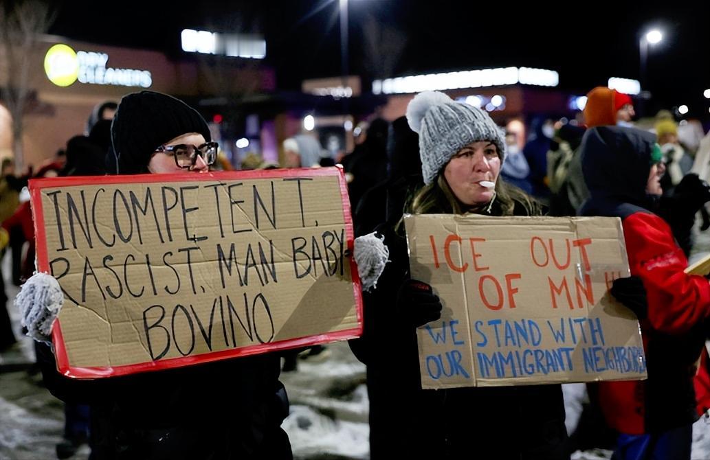 移民执法乱开枪，共和党敢怒不敢言，短短半个多月里，明尼阿波利斯市有两名美国公民，