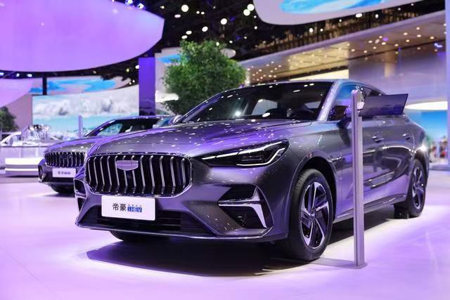 第5代帝豪i-HEV混动版亮相北京车展，实测油耗2.22L/100km
北京车展