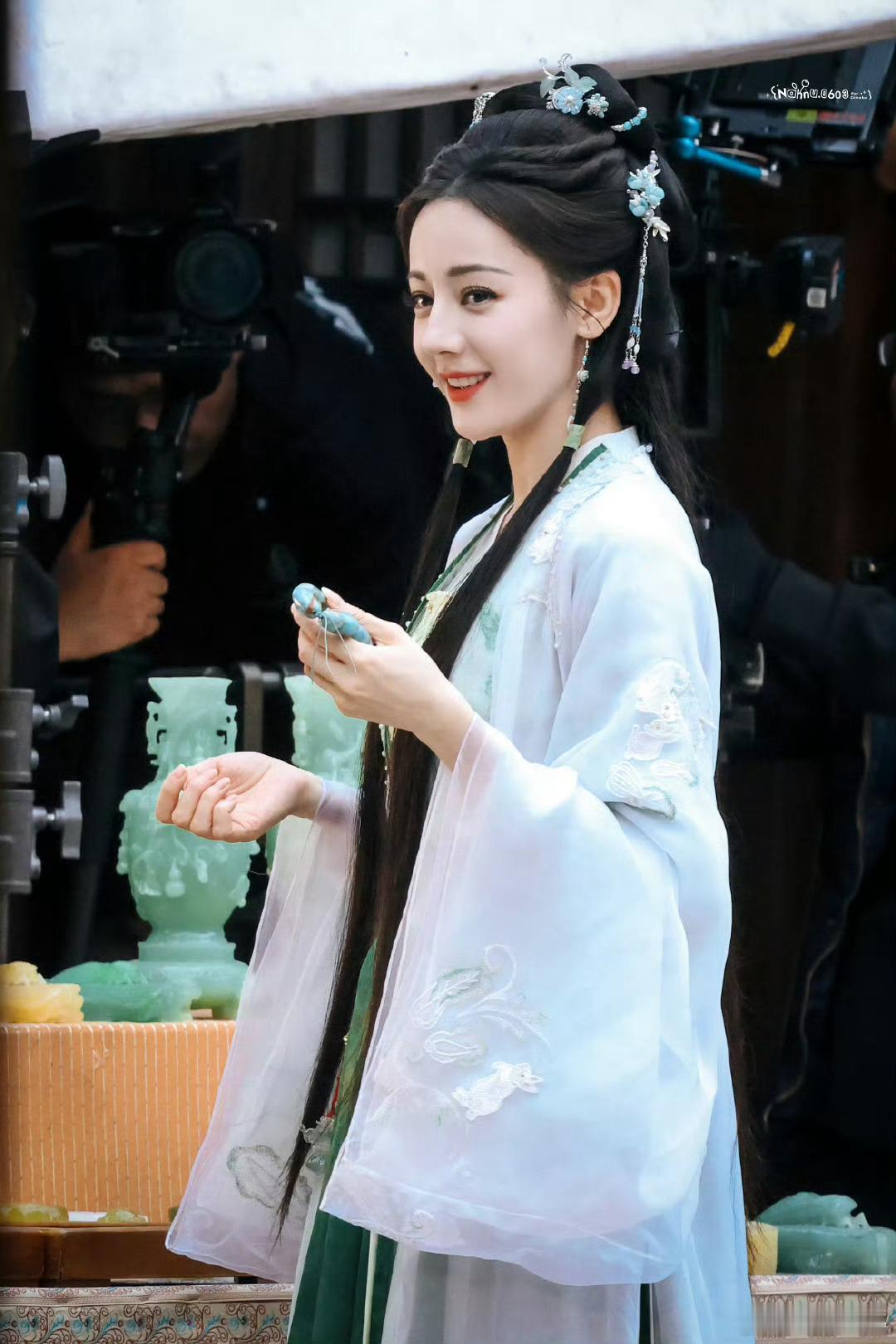 #迪丽热巴手拿板栗路透#贺思慕真是萌翻了！她在地上蹲着捂嘴偷笑的样子，手里拿着两