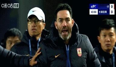 一年半合同签了，要么保级成功继续干，要么就只能去中甲再就业了。

苏亚雷斯这回是