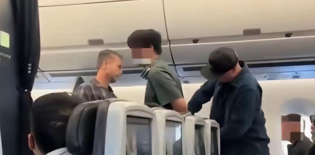 一拳挥出去，对方有没有服气不知道，一家三口的美国之旅却当场归零！飞机刚落地，二十