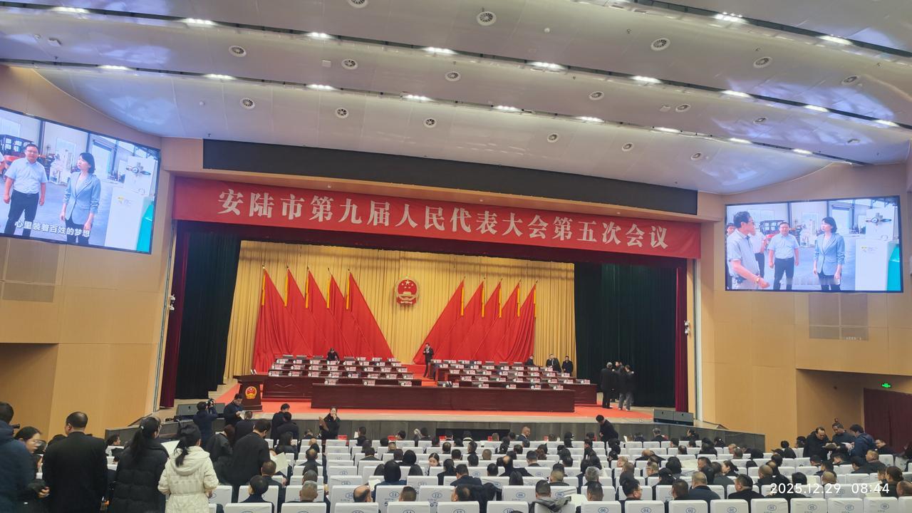 烟火起，照人间，喜悦无边，举杯敬此年。年年亦如此，我仍盼年年。这一年失去获得，释