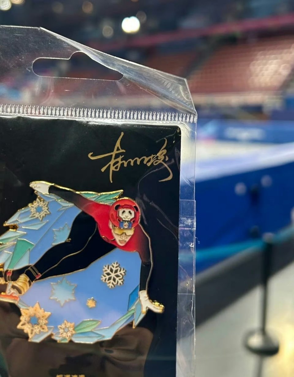 林孝埈和志愿者交换pin双向奔赴的善意瞬间拉满氛围感。愿他在米兰冰场破风前行，为