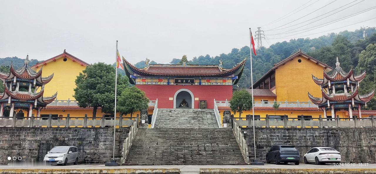 大家早上好！
岁月2750
《寻》重庆南山寺
林木苍翠依山筑，
朱墙红瓦双重檐。