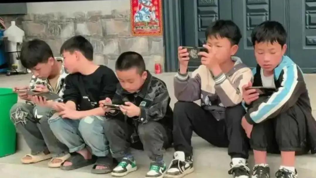 我认为应当禁止孩子玩网络游戏。
孩子自制力较弱，很容易沉迷游戏。长时间投入其中会