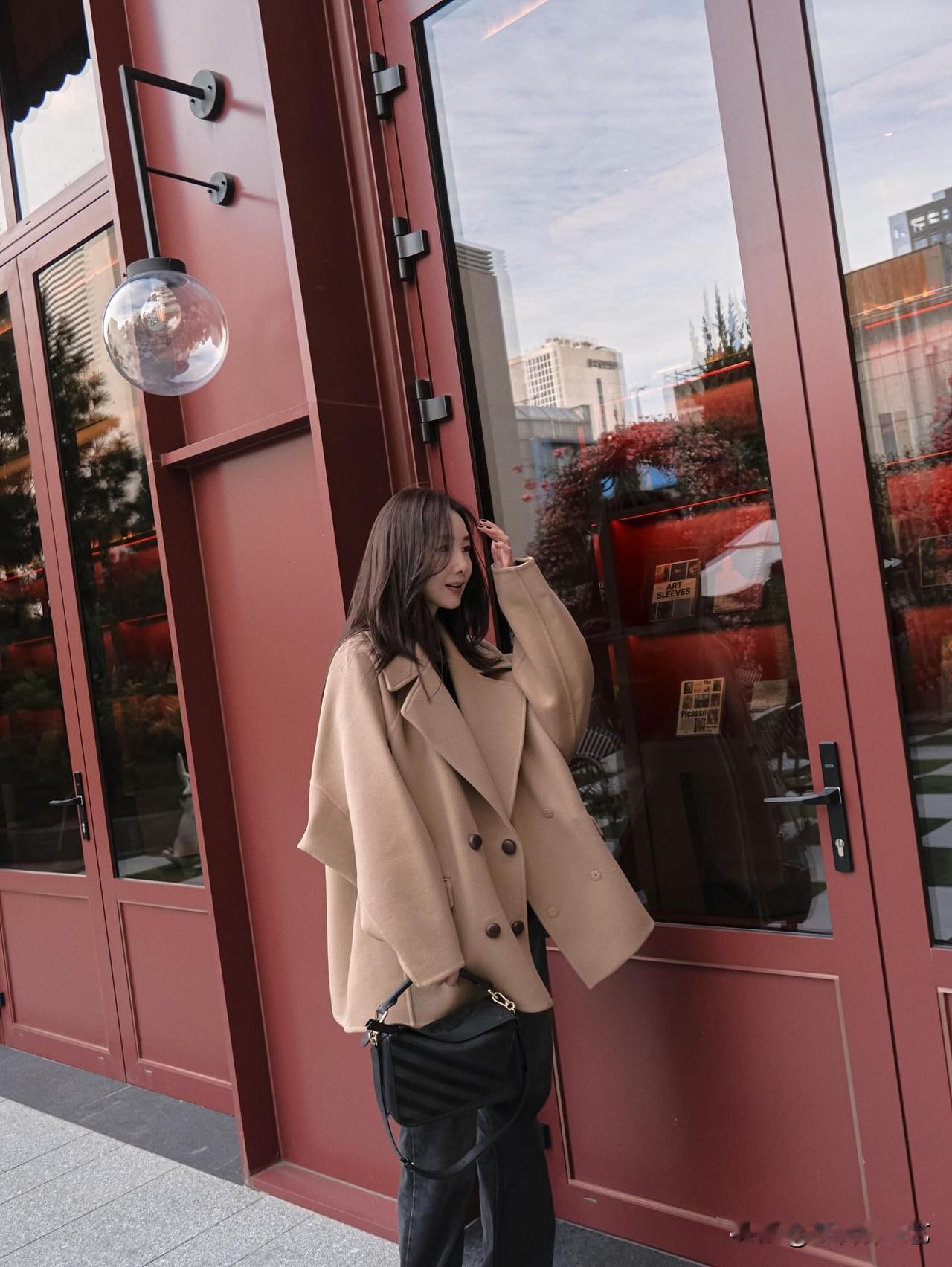 近日，演员崔智友在Instagram上上传了多张照片。照片中，崔智友依旧展现着一