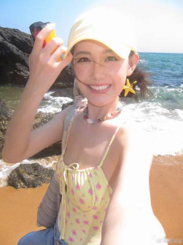 蒋依依七夕海滩泳装照蒋依依海风胶片感大片 真的是美得我眼前一亮呀，看到蒋依依七夕