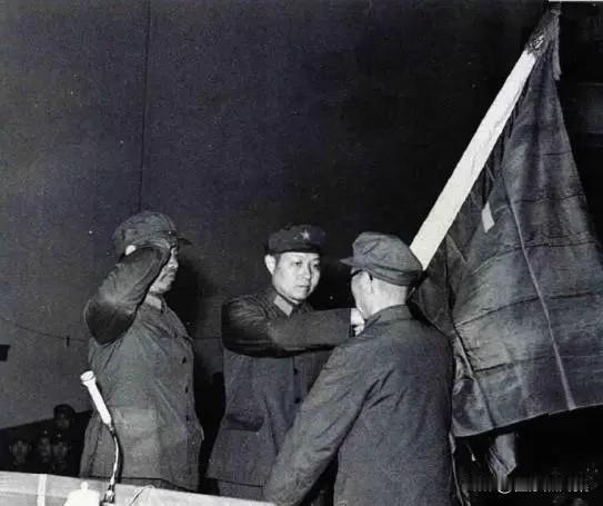 【开国功臣图片故事255】
1978年11月，军委炮兵先行组建了炮兵导弹训练团。