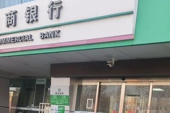 我刚参加工作就在农村信用社，看着它一步步的从简陋的营业室，到宽敞明亮的营业厅，我