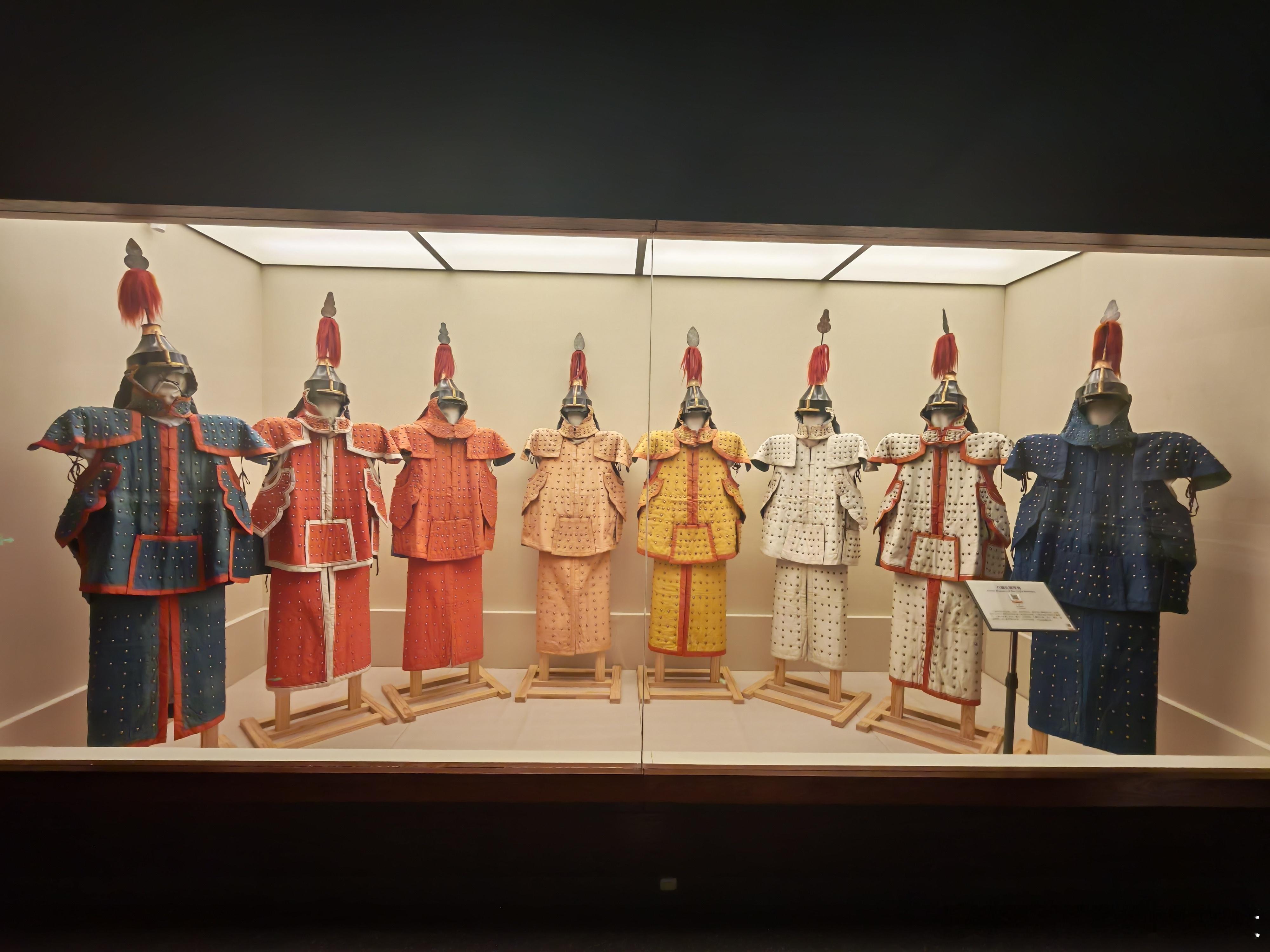 🏛️辽宁省博物馆 | 清代八旗礼服甲胄，阅兵仪仗的威严色彩！眼前这八套铠甲，不