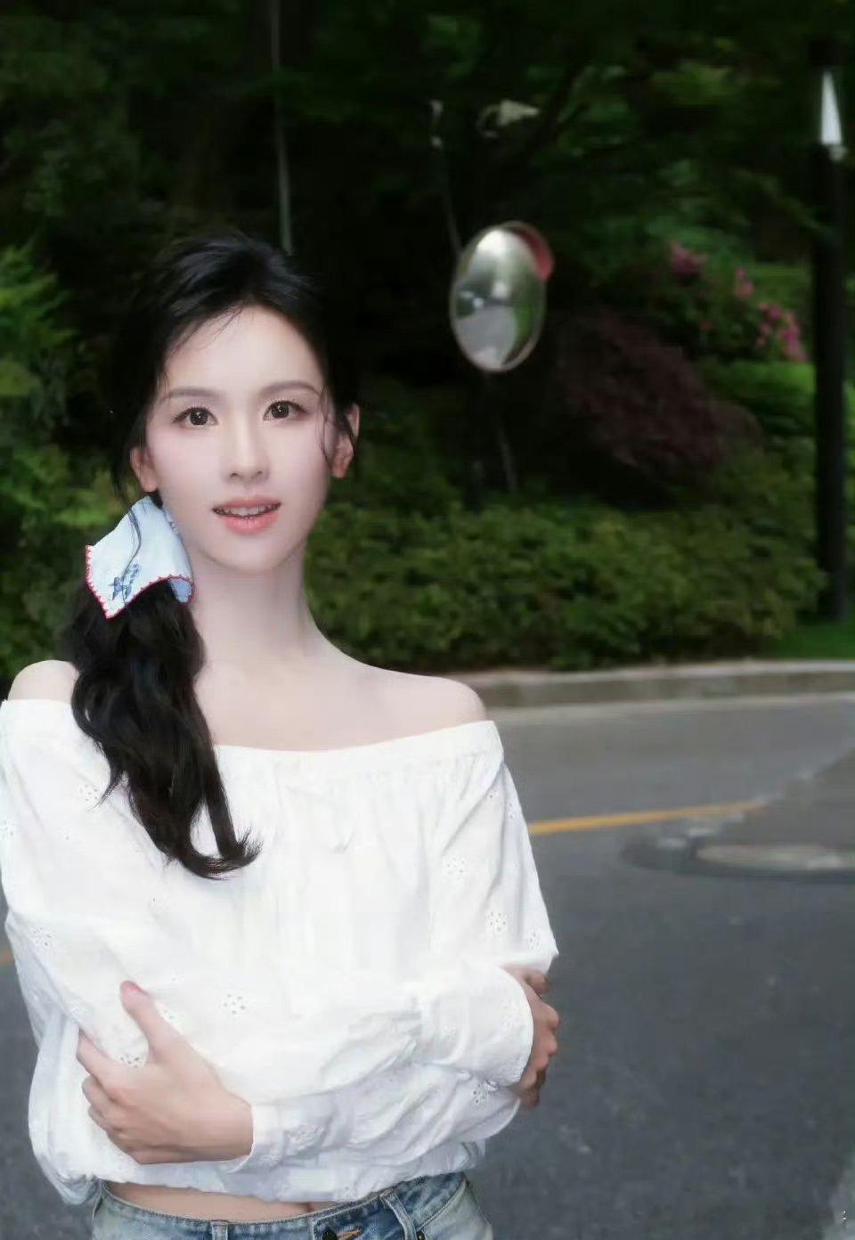 陈都灵的脸怎么回事，好不自然 