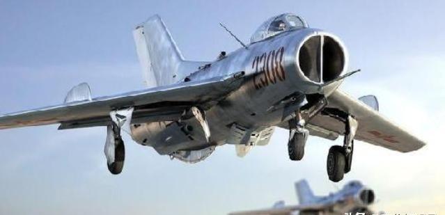 1964年12月2日，我军两架歼-6战机从青岛秘密南下，经过上海，双机立即关闭无