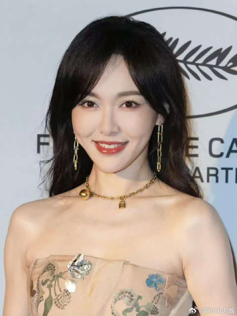 钟楚曦唐嫣戛纳晚宴生图唐嫣钟楚曦戛纳晚宴生图钟楚曦身着黑色镂空羽毛披肩高定，气场