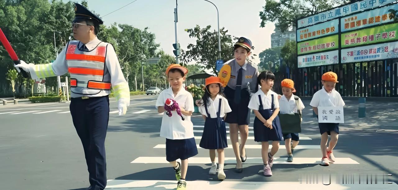 上世纪九十年代，台湾的女警护送小学生过马路。