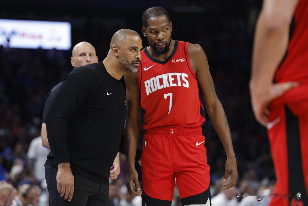 看完两连败后的火箭，你还觉得杜兰特的续约值吗？
今年休赛期，火箭队用杰伦格林和狄