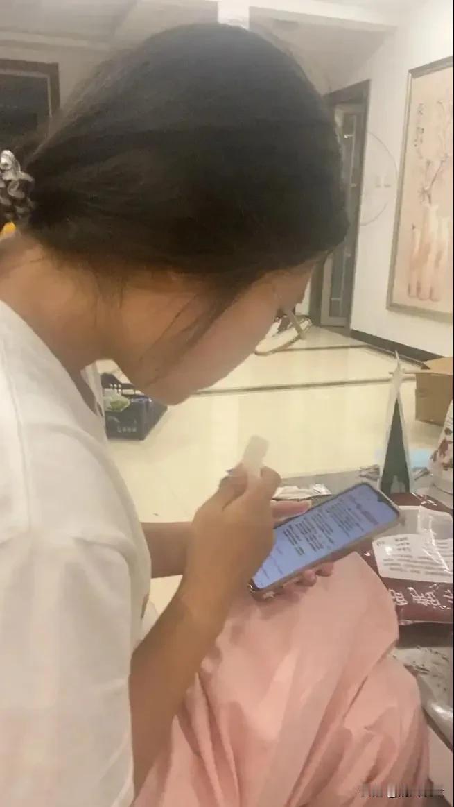 看着眼前的姑娘，自己的亲女儿有些绝望了。
早饭叫了几次都不起床，快11点了才起来