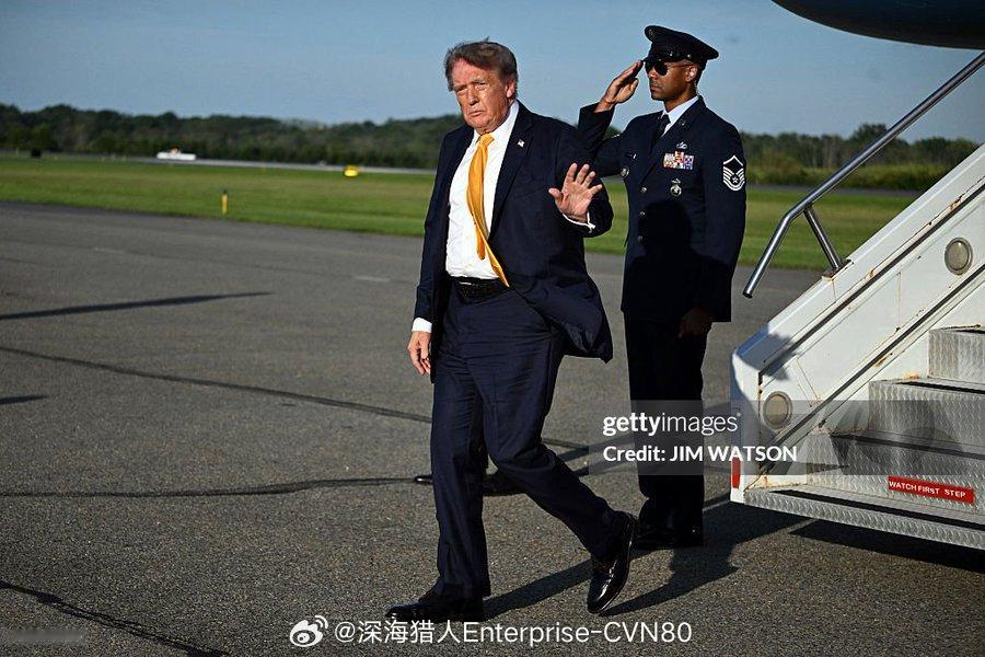 特朗普的头发颜色似乎变得更深了一些。 ​​​