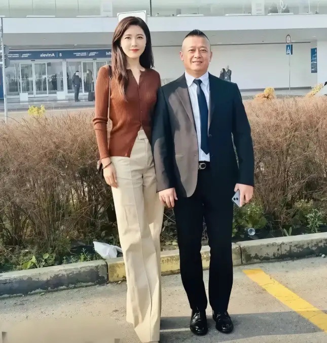 她是两百年难遇的美人，靠美貌“征服”无数男人，如今49岁了，孑然一身，孤孤单单，
