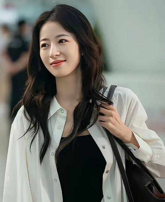 周雨彤透露没想到导演会选自己。一开始出演《太平年》是有些不安的。担心自己演不好这