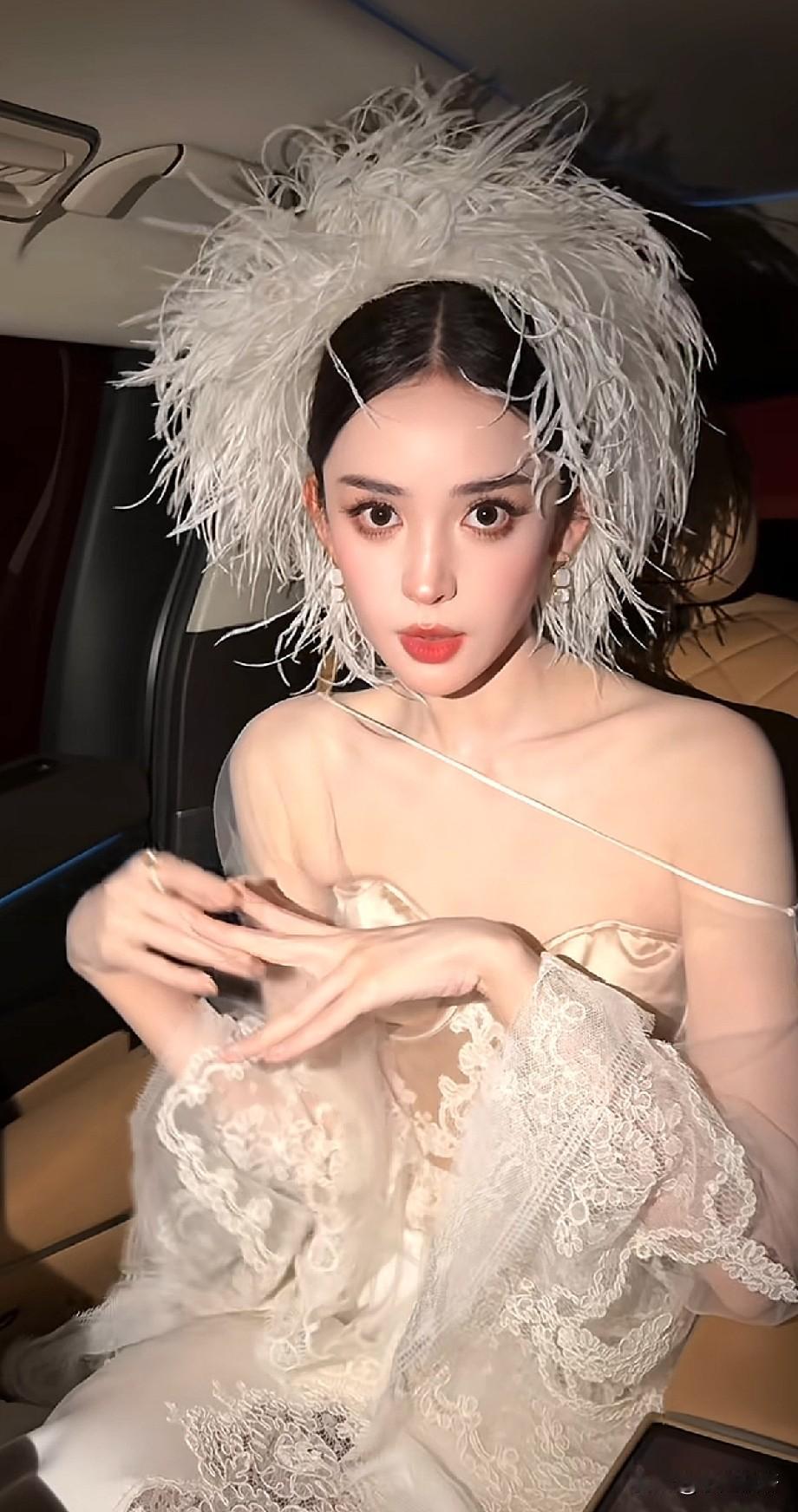 古力娜扎羽毛造型出圈！精致造型氛围感拉满，评论区热闹不已
 
古力娜扎一组车内造