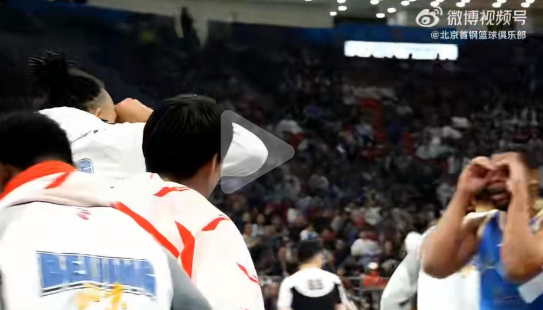 两个大活宝！赢球后麦基和斯佩尔曼玩起“望远镜”手势，麦基竟吐槽斯佩尔曼进球后的“