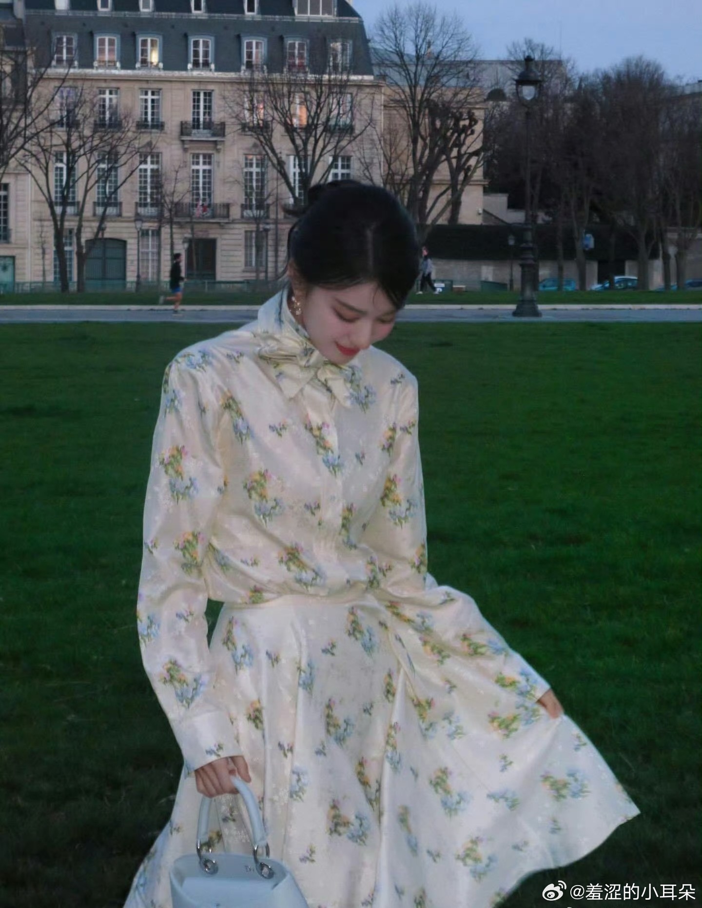 王楚然这下要在巴黎大放光彩了，她和热巴一样都是大五官。外国人根本分不清，可能根本