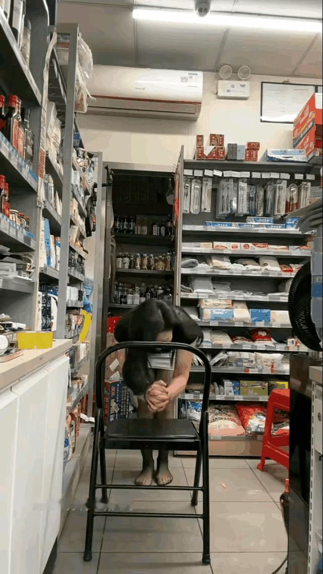 还能这样倒立？头一次见。