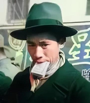 1949年的上海，赫赫有名的商人丁永福，把自家的洋房全卖了，换成了美金，旁人都说