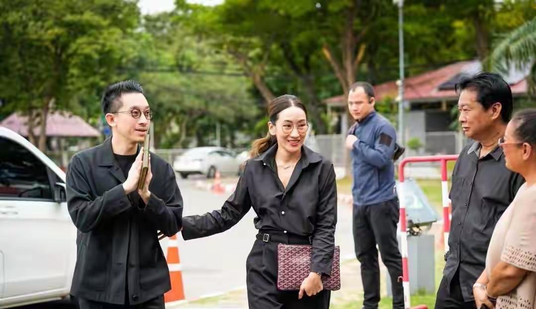 萍通塔携夫探望泰国前总理他信 称其状态良好