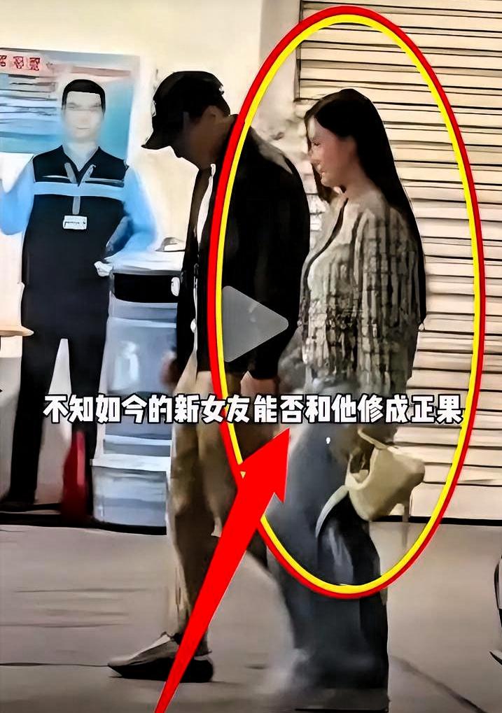 黎纪君七月结束六年感情。十月被拍到和刘恺威十指紧扣。

港媒给了一个词：无缝接轨