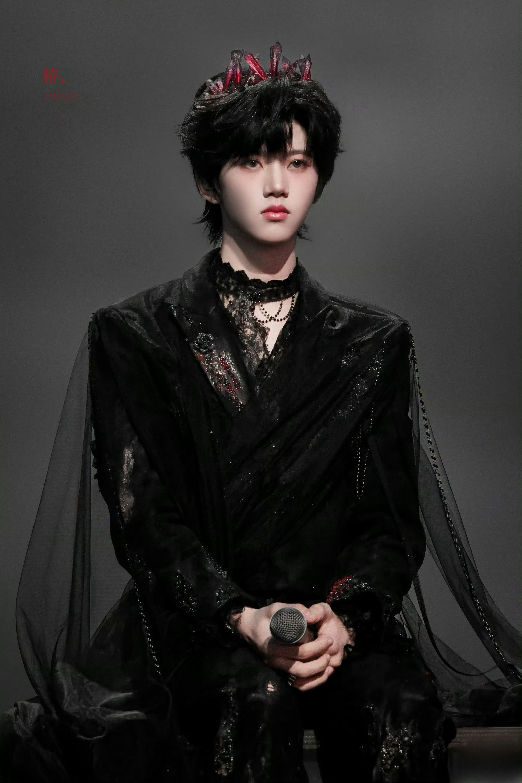 张函瑞黑金披纱 四代张函瑞舞台出图，这孩子很帅，黑金披纱酷酷的，笑颜让人好舒服