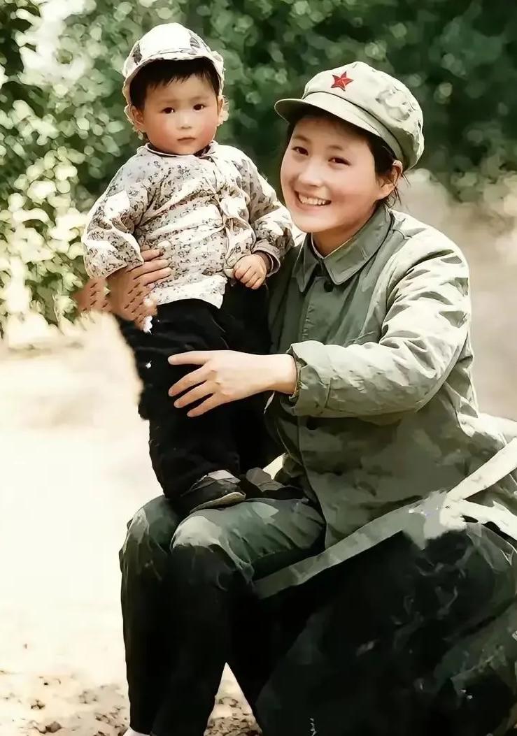 1936年红军长征胜利到达甘肃会宁时，贺龙元帅的第一任妻子蹇先任坐在背篓上怀抱一