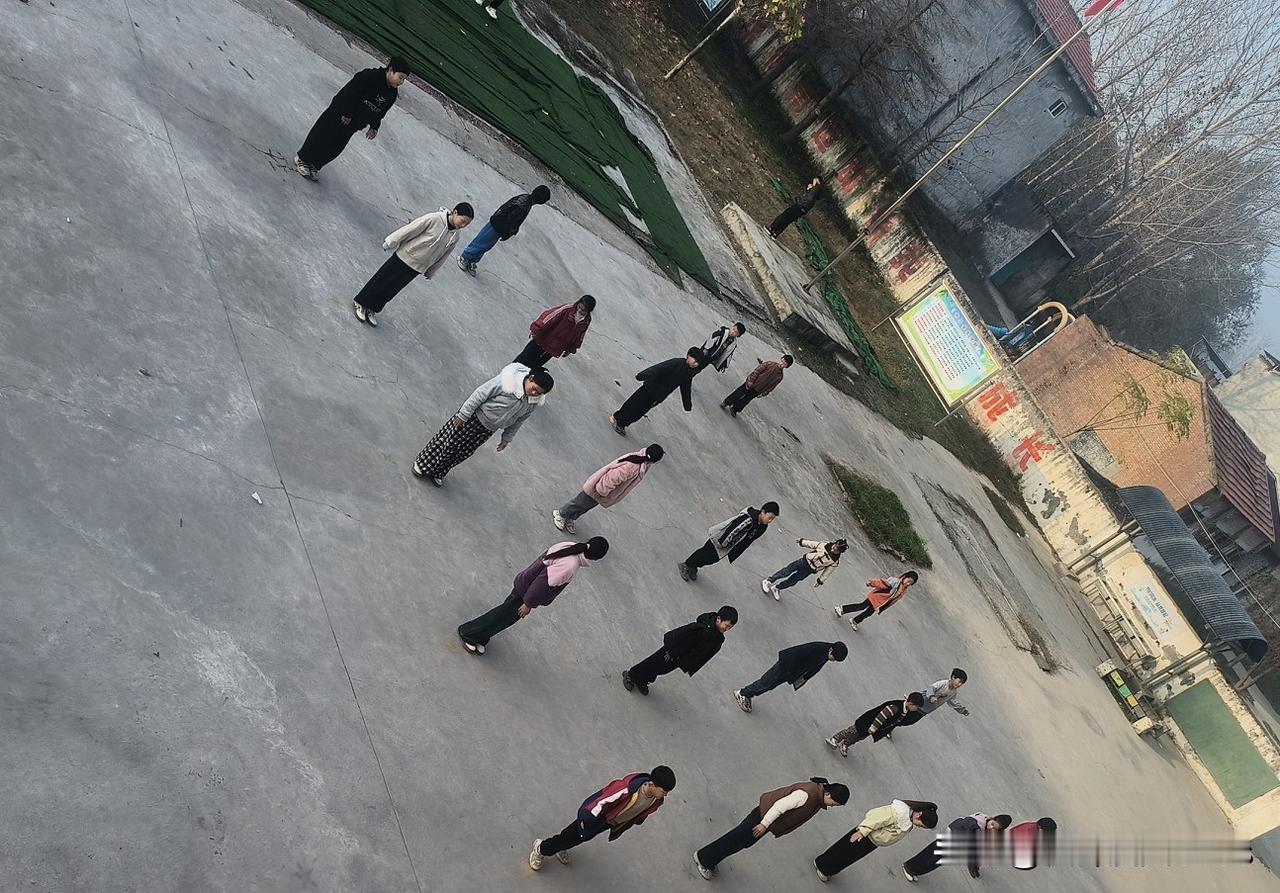 山东教培新规出台，家长群炸锅了：“以后孩子该跟谁学？”

教培新规落地，家长心里