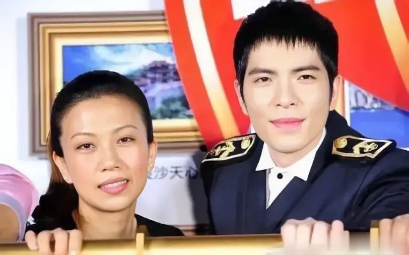 萧敬腾和未婚妻的生活照，两人确实挺有夫妻相滴，媳妇是老了点儿，媳妇是普通了点儿，