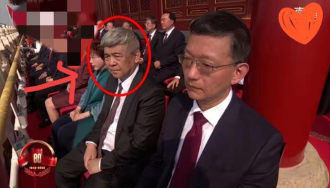 你知道吗？在九三阅兵的天安门城楼上站在洪秀柱旁边的那位老先生可不简单！

他叫车
