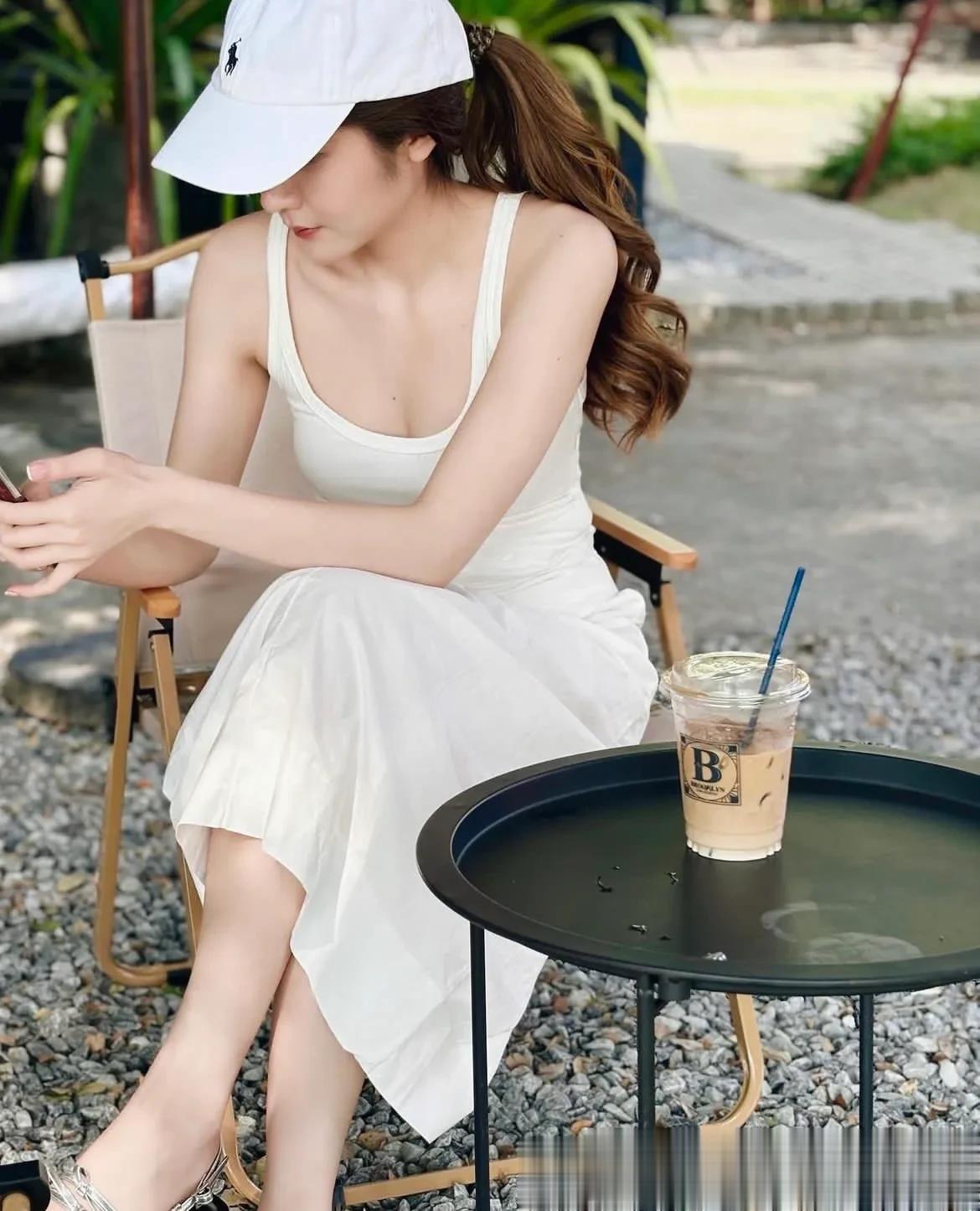 热带的生活还是惬意，在泰国曼谷，街头的咖啡吧，悠然自得的小姐姐在享受阳光，此时此