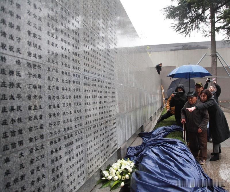 在大是大非面前，必须讲事实。就拿历史事件来说，南京大屠杀是不容置疑的史实，这是铁