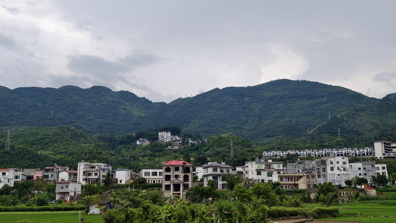 雨补鲁天坑位于兴义清水河镇，是自然形成的景观，地漏泄水所用，后期人垫了一下砖，是